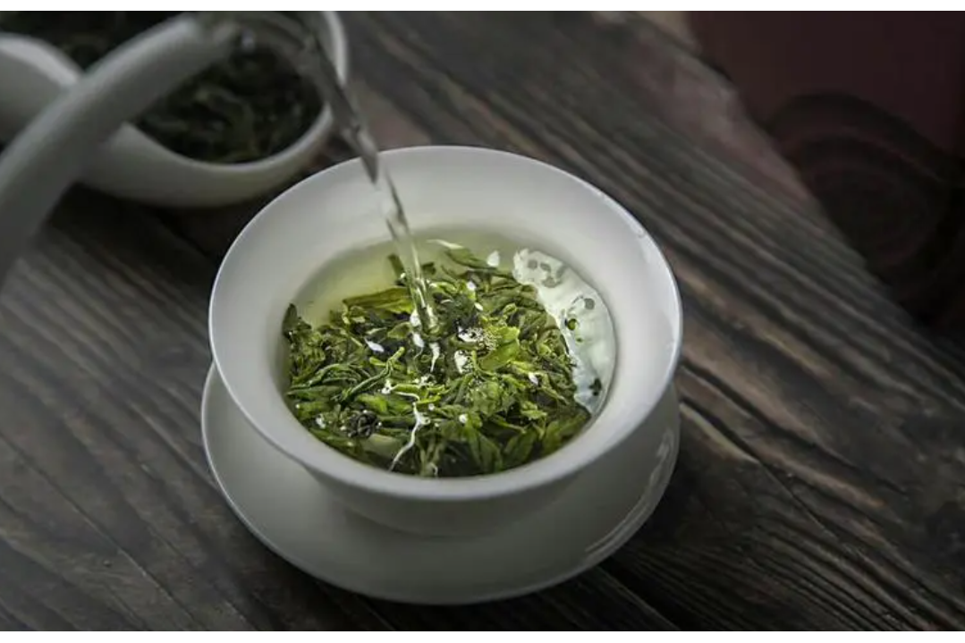 青茶(别名:乌龙茶)是经过部分发酵,绿叶