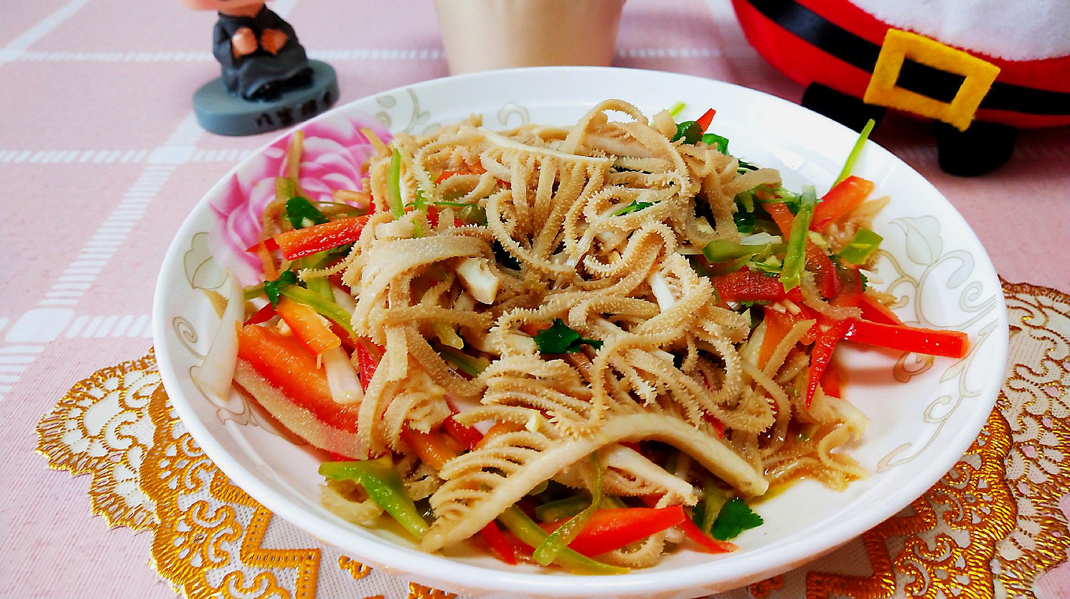  p data-id="gnfanod7yr">凉拌百叶是牛肚350克,花生仁等制作的菜肴.