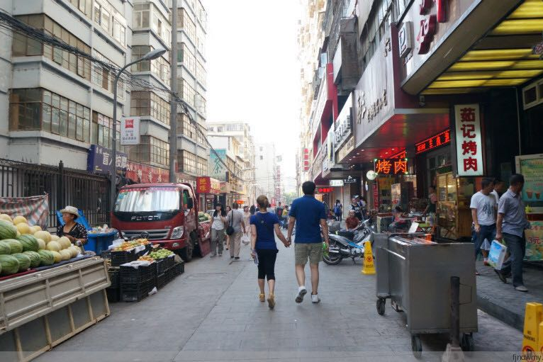 >兰州大众巷美食街是兰州市中心的一条巷子,它是兰州老城区的一个缩影