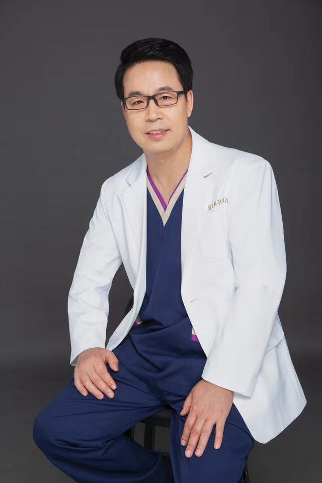  p data-id="tvqavbs1mycg">郭伟,男,美容外科专业执业医生《中面部