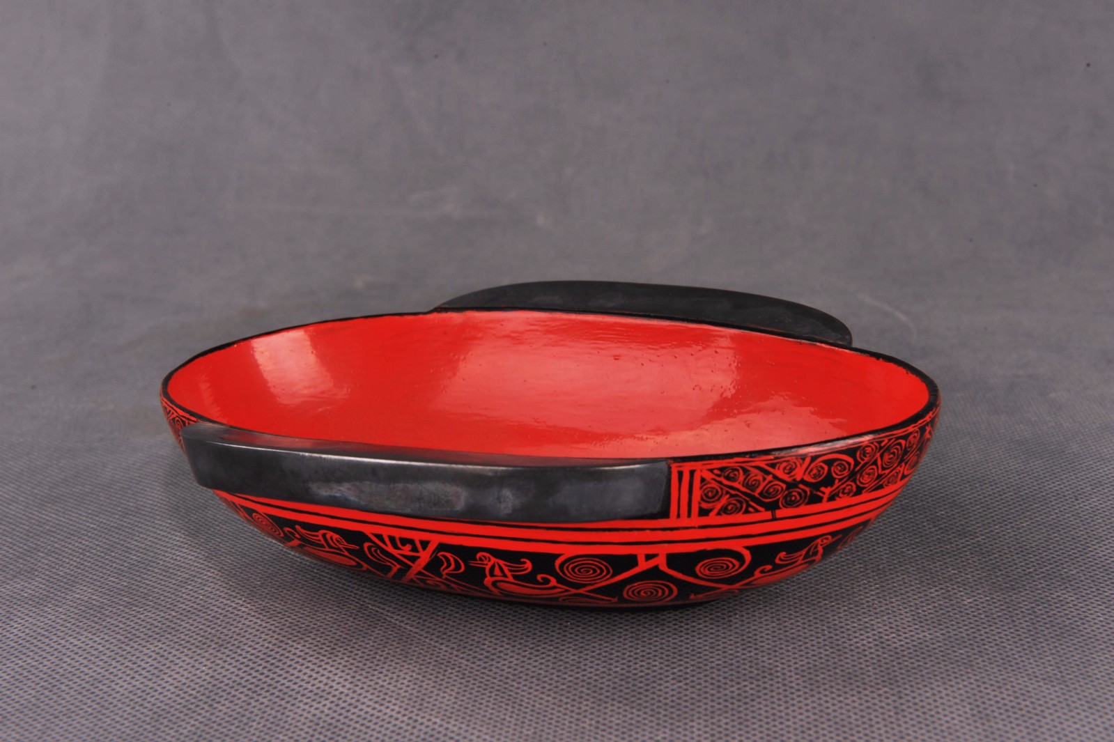 西汉黑漆地朱漆绘对鸟纹耳杯