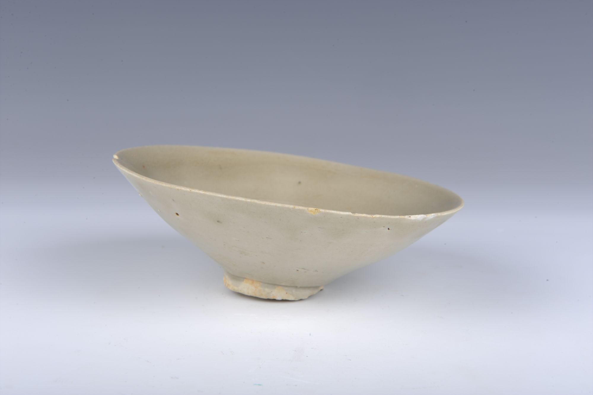 南宋青釉刻划花斗笠瓷碗