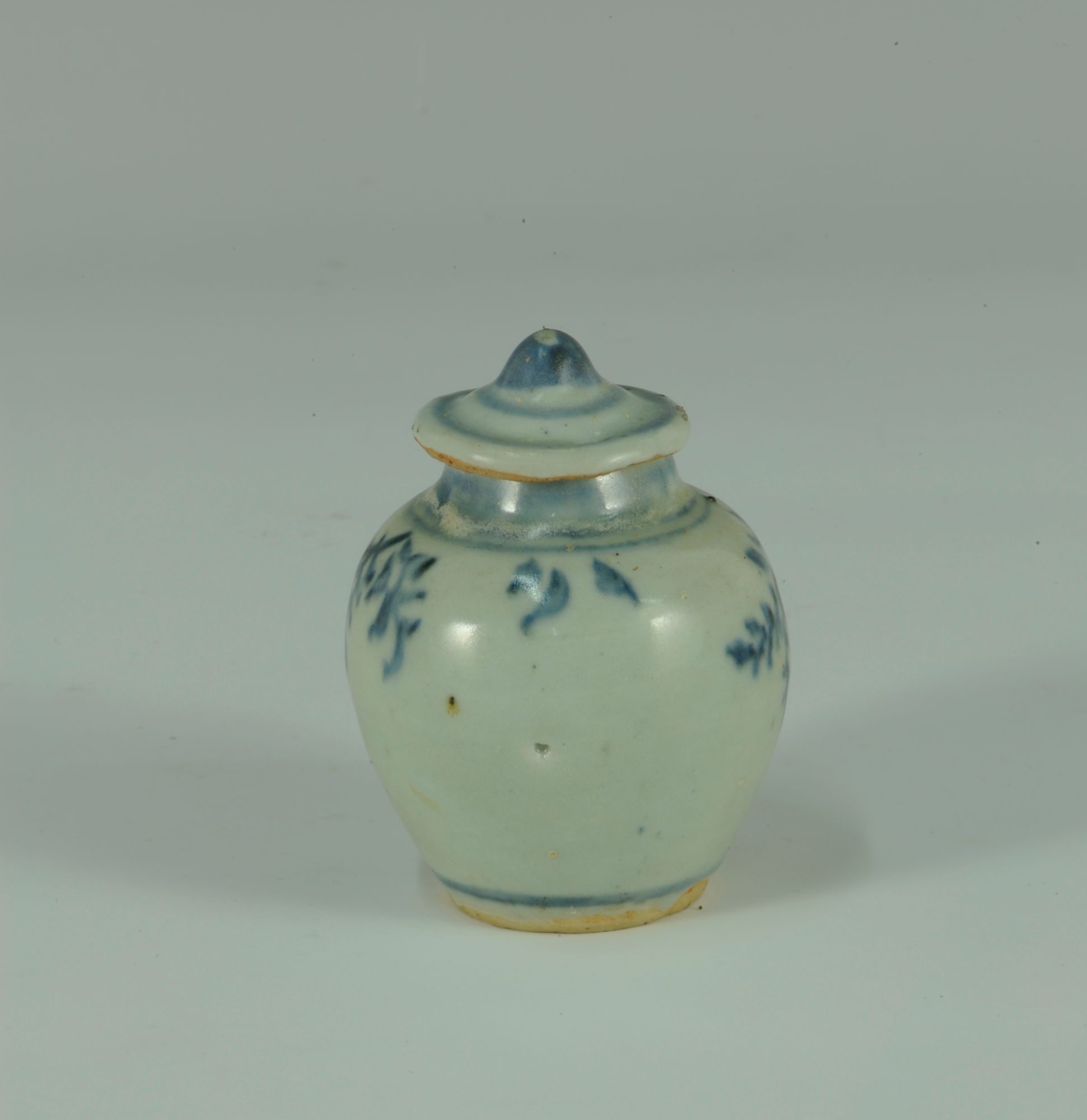 明代中期青花花卉纹盖罐