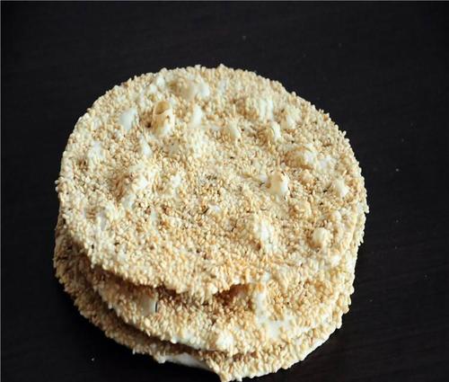  p>薄脆小烧饼是以中筋面粉为主要材料制作而成的一款小吃,调料是沙拉