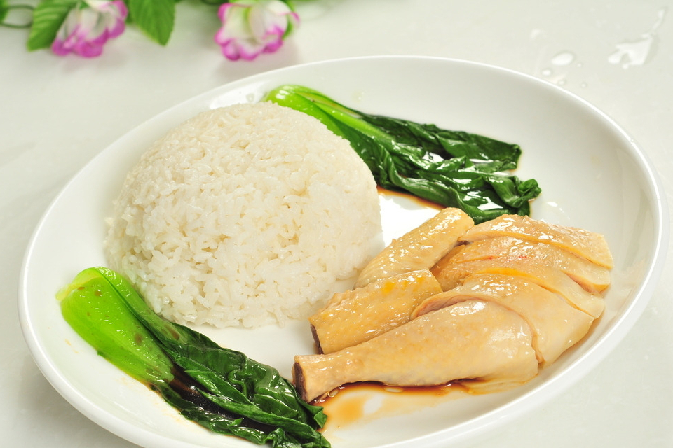  p>白斩鸡饭是一道菜品,主料为鸡肉. /p>