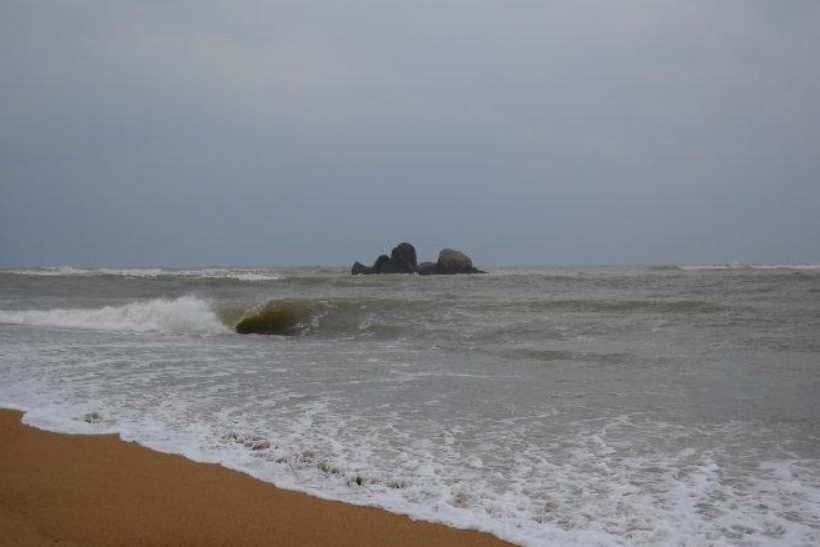 银沙滩面积达1000多亩,呈月牙形东西伸展,是岳阳市迄今为止