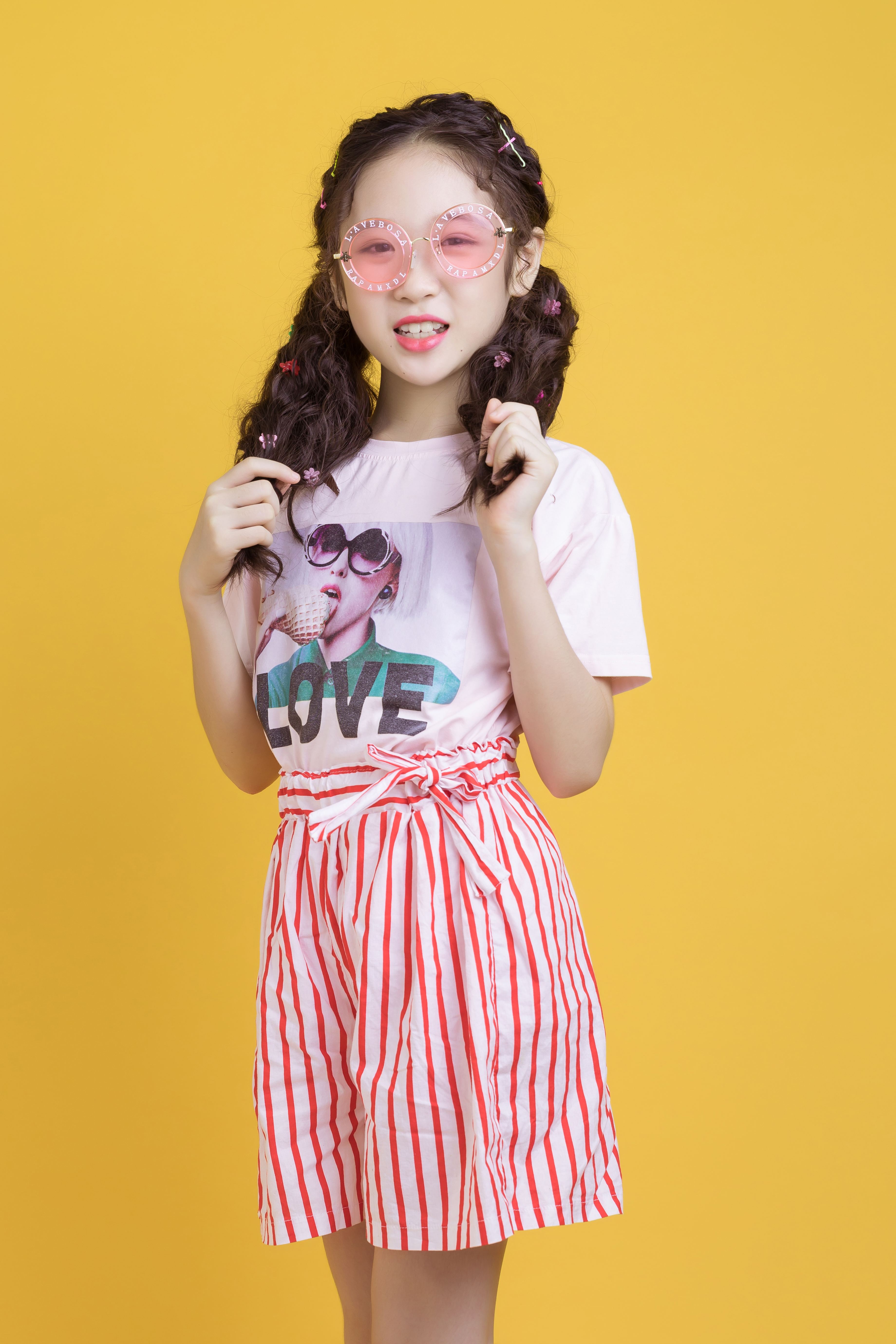  p>邓文怡,2009年11月14日出生于香港,童星,中国香港女歌手.