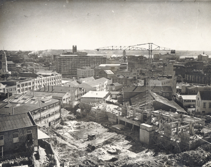 1961年，正在建设中的行政主楼