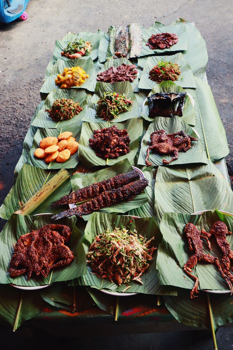 副食中有各类蔬菜,豆类和肉类,酸笋和辣椒是景颇族饮食中不可缺少的