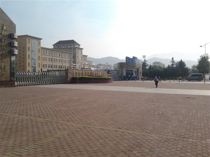  p>青岛西海岸新区第一高级中学,学校始建于1964年历史悠久.