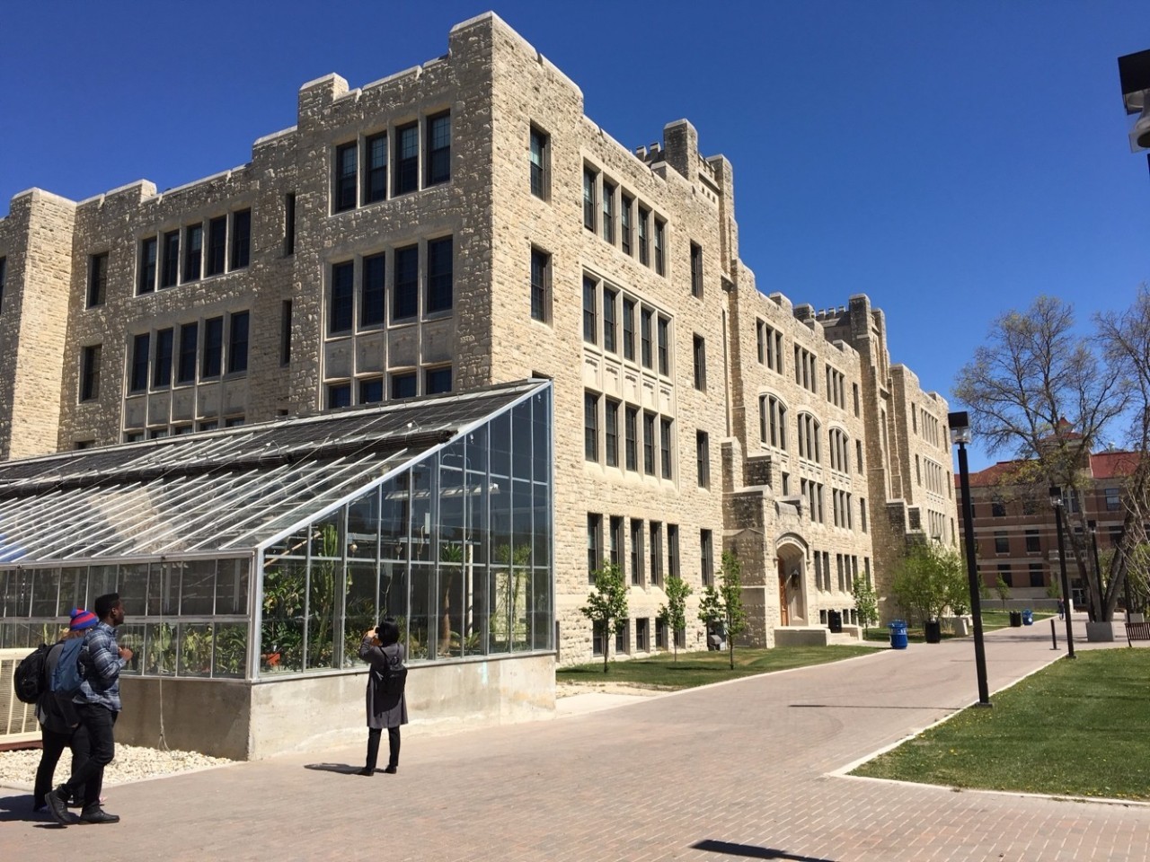  p> b>曼尼托巴大学(university of manitoba) /b>,简称曼大,坐落于 a
