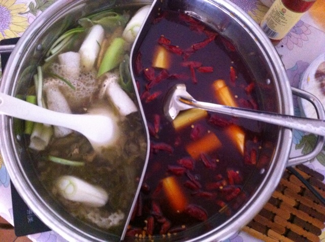 2w4fxp41">川香火锅是以猪骨浓汤,辣椒碎末,八角,炒果,甘肃枸杞,山药