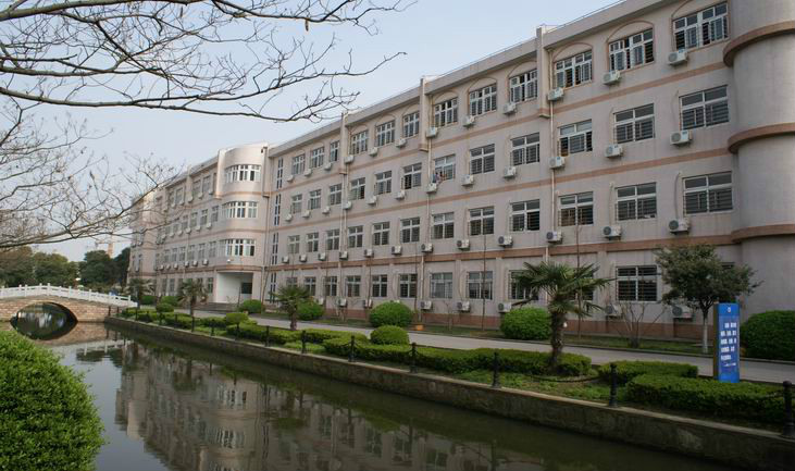  p> a href="#" data-lemmaid="507626">溧阳市 /a>南渡高级中学位于