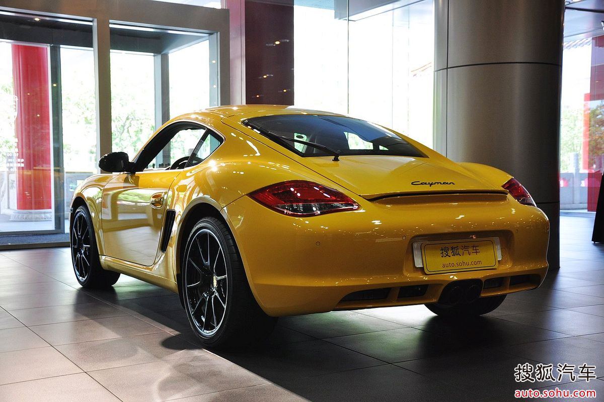  p>保时捷cayman是一款中置引擎后轮驱动的双座两门跑车,是继911
