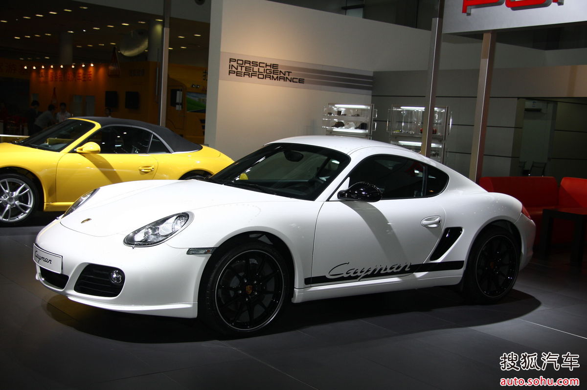  p>保时捷cayman是一款中置引擎后轮驱动的双座两门跑车,是继911