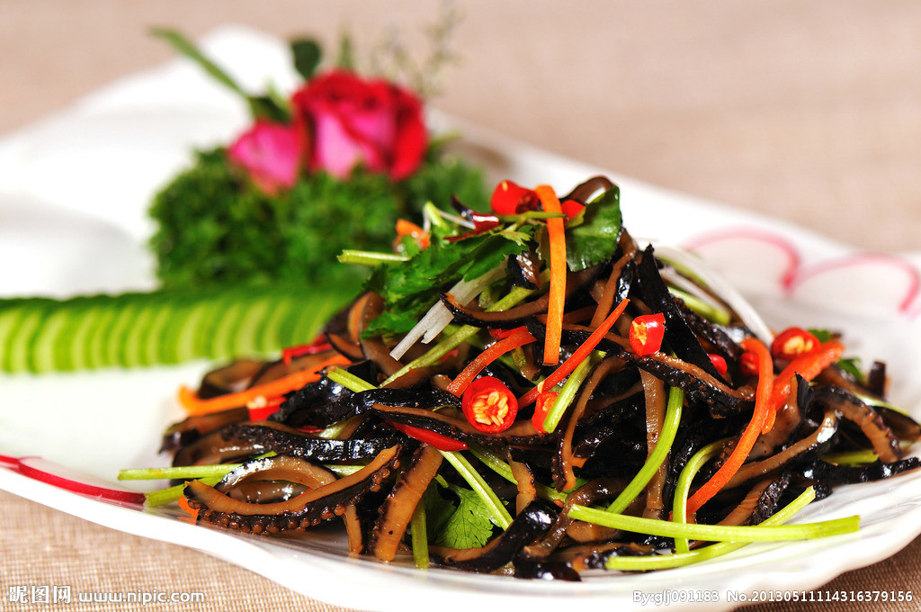 夏日之中,凉拌海参是不错的方法美味可口,一道简单美味的家常菜肴.