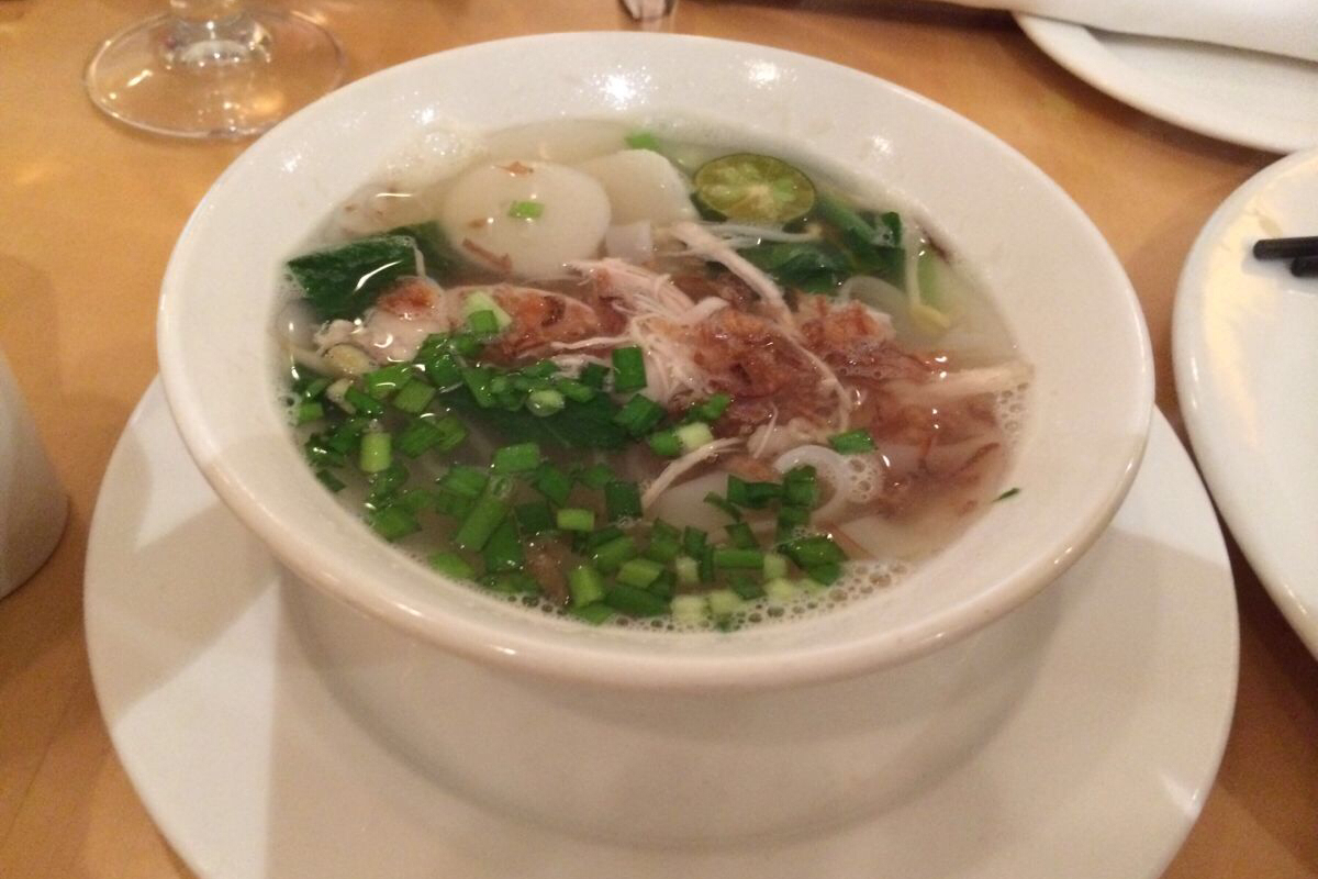 现流行于皖北苏北地区,以萧县,徐州,阜阳出名,粉鸡色如白玉,鸡汤清白