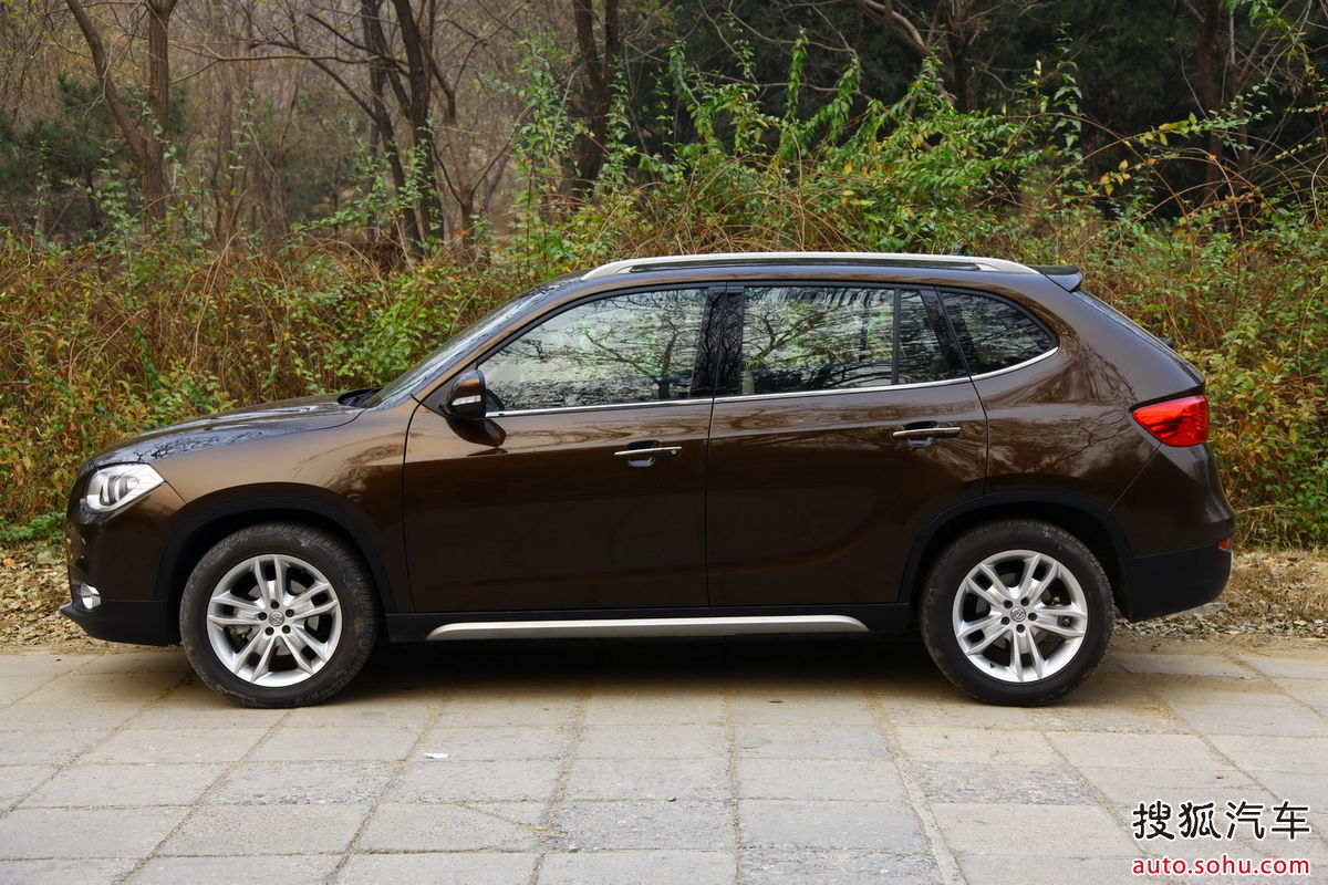  p>中华v5是中华汽车推出的首款suv车型,车头线条圆润,前保险杠非常