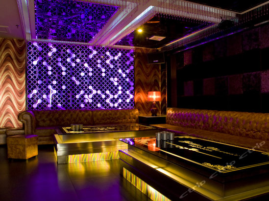 省级先进企业,位于广州长堤十里商埠民间金融一条街上,有"酒吧街"之称