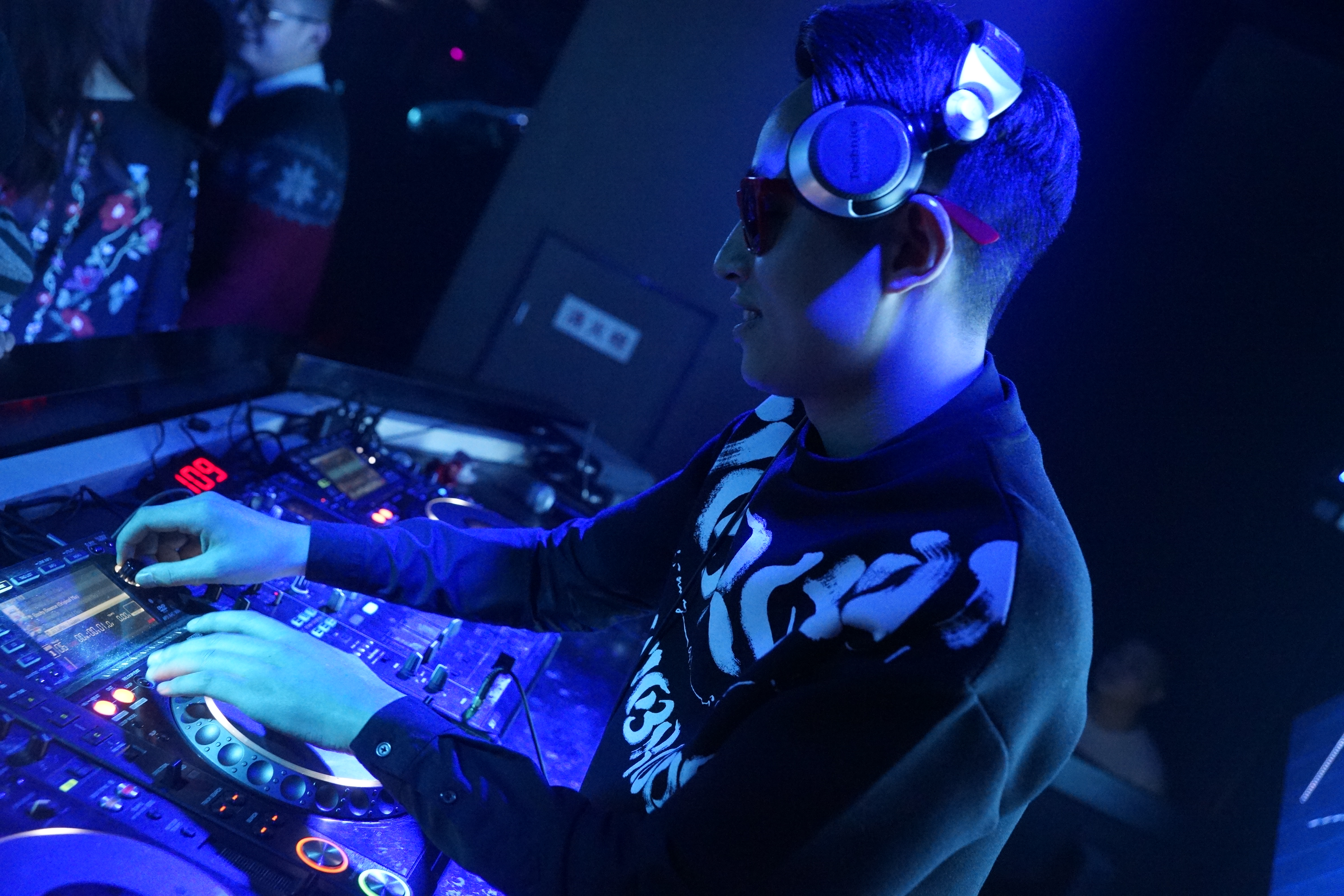 他不仅仅只出现于各大夜店,也成为各大音乐节和各类商业活动