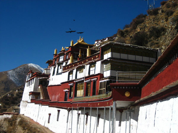  p>直贡梯寺位于西藏自治区拉萨市墨竹工卡县门巴乡,直贡梯寺在西藏