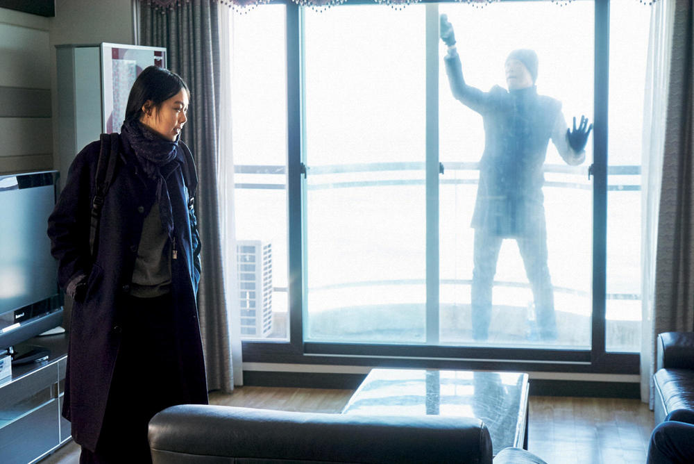 独自在夜晚的海边