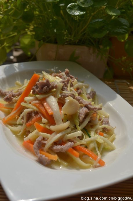  p>牛肉丝炒茭白是以牛肉丝,茭白为主料制作的菜品. /p>