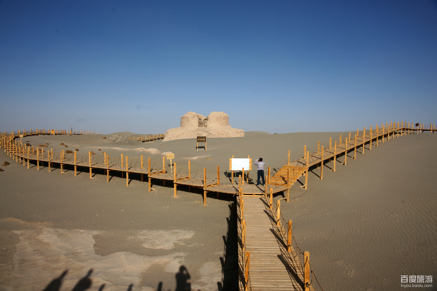  p>热瓦克佛寺遗址,位于新疆和田地区洛浦县城西北50公里处的沙漠中