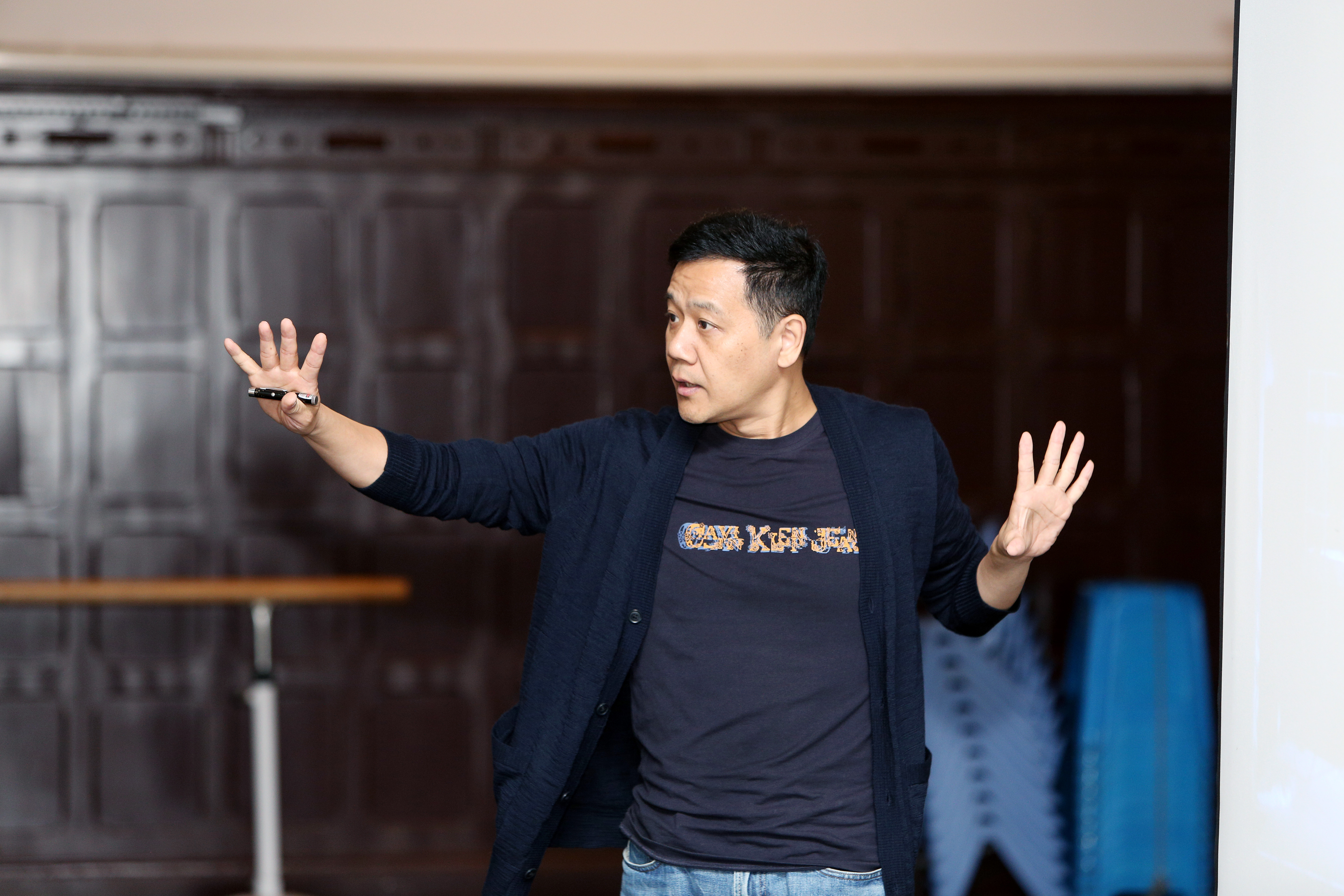  p data-id="go06px1094">徐俊,男,1962年生,籍贯上海.