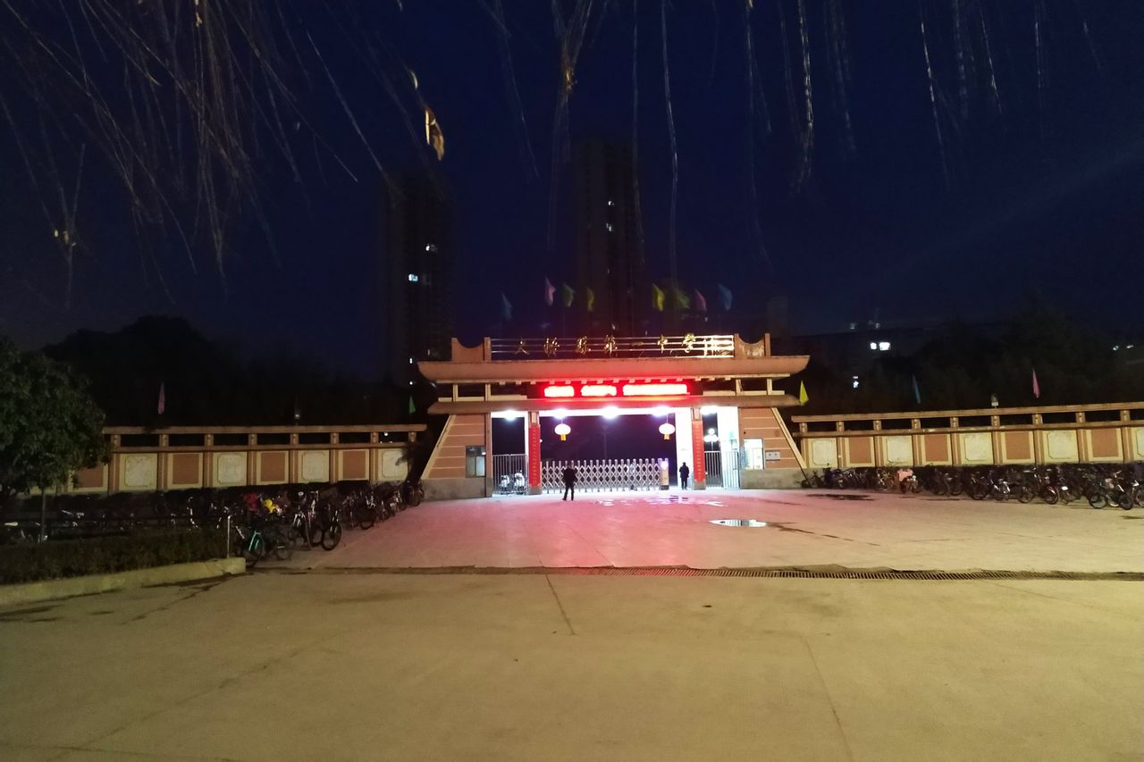  p>大悟县第一中学是湖北省首批确定的60所重点中学之一,有着70余载办