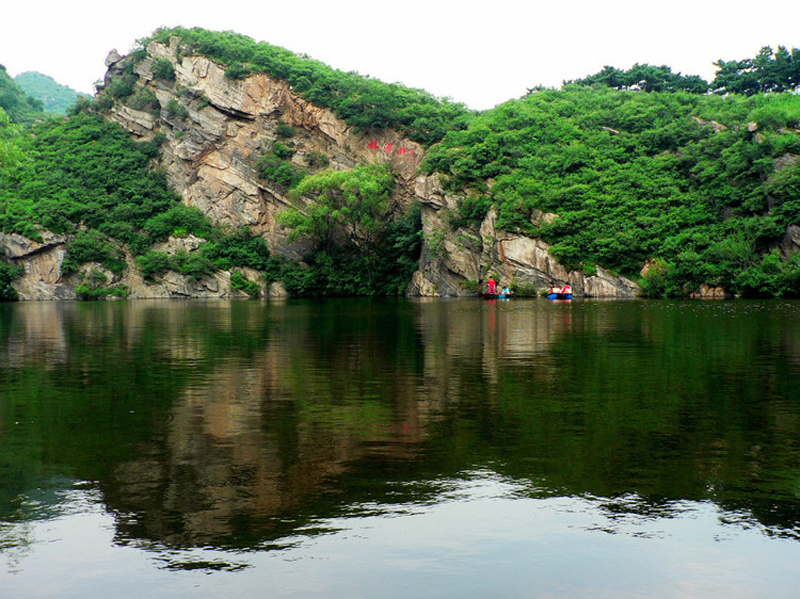 是生态旅游风景区,距北京90公里,东起密云水库西岸,西至观峰台顶巅,全