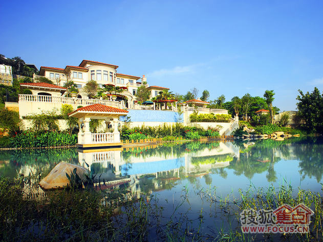  p>紫湖国际高尔夫别墅位于泉州高尔夫球场内,北靠紫帽山,群山环抱