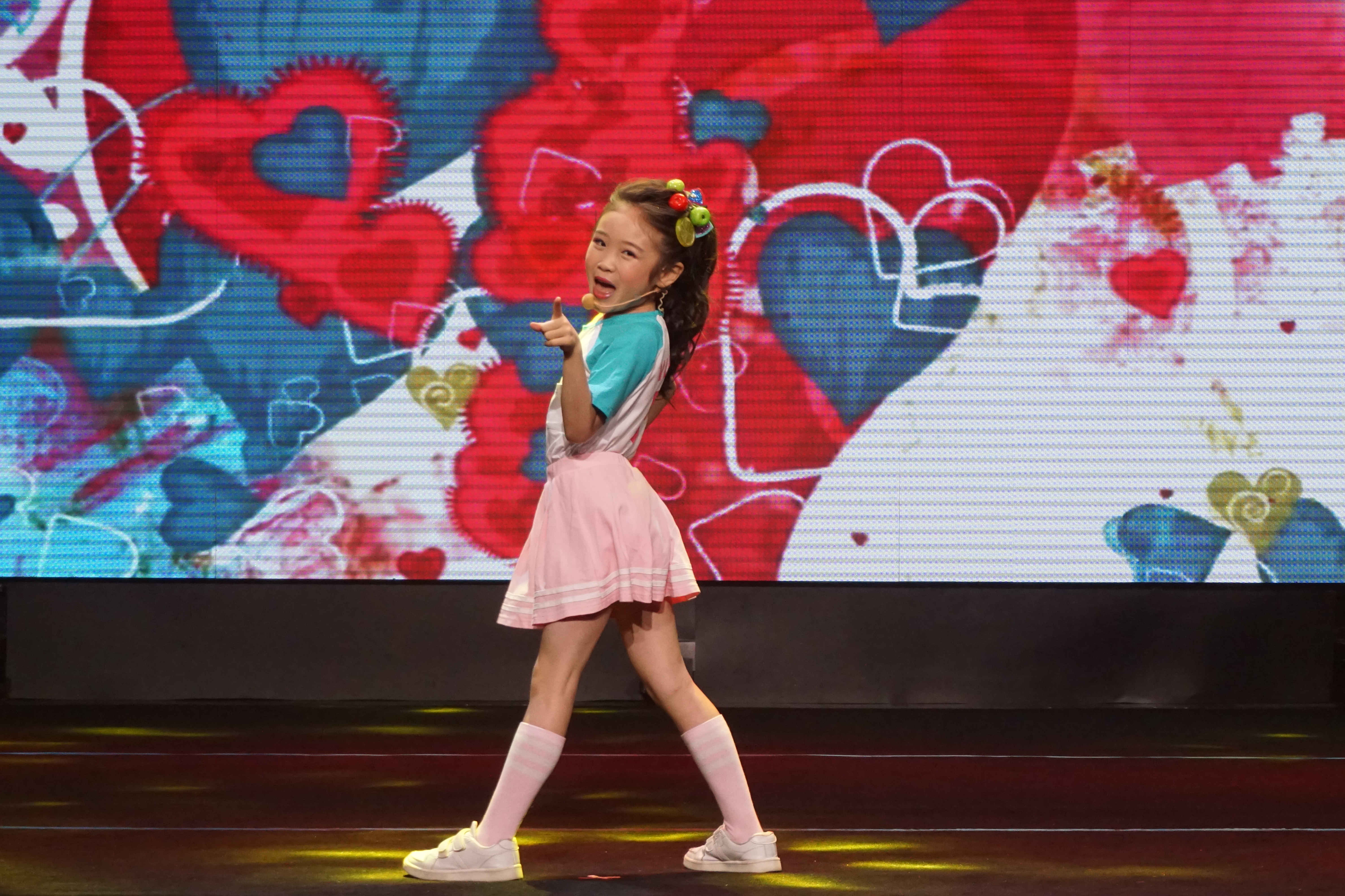  p>邓文怡,2009年11月14日出生于香港,童星,中国香港女歌手.