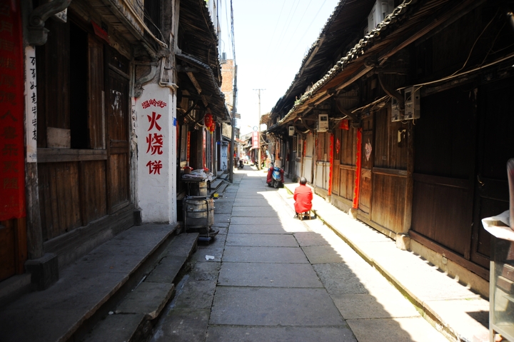  p>温岭街位于浙江省温岭市,是一条现存建筑多建于清及民国的江南古街