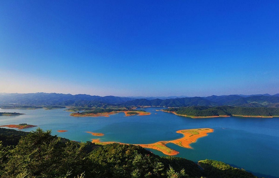 target="_blank" href="/item/百色">百色 /a>市澄碧湖风景婉约秀丽的