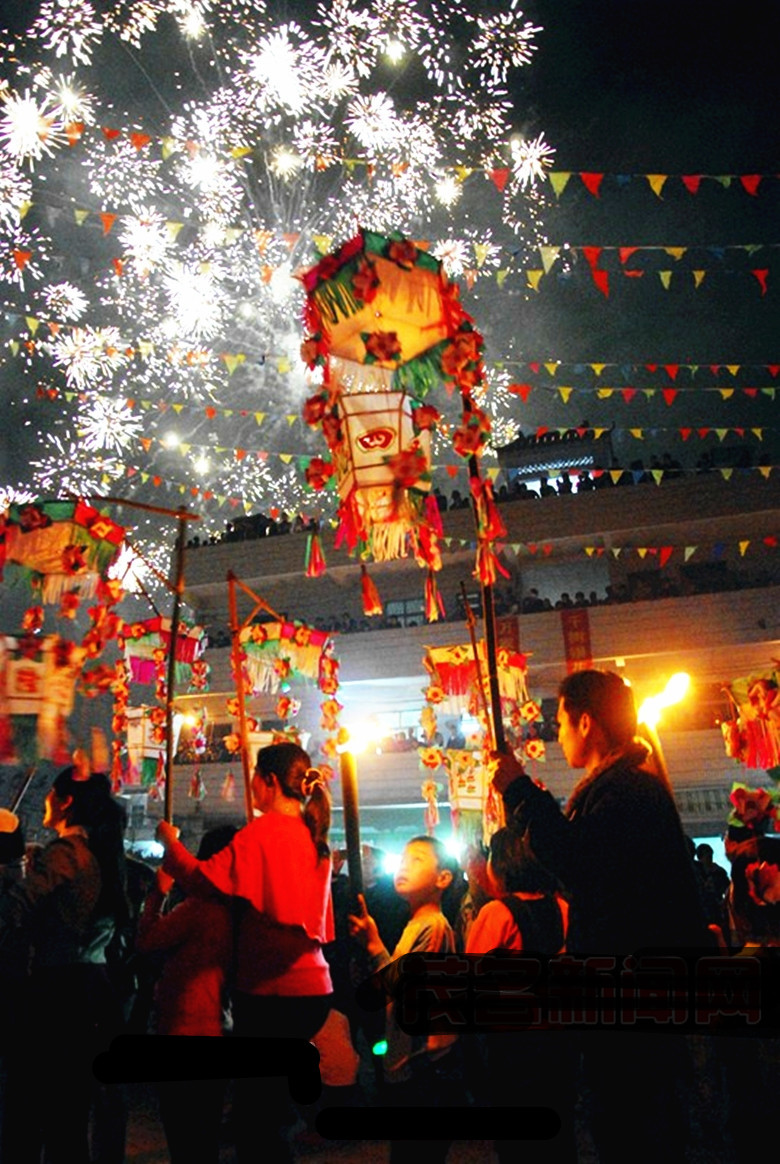  p>花灯,又名灯笼.