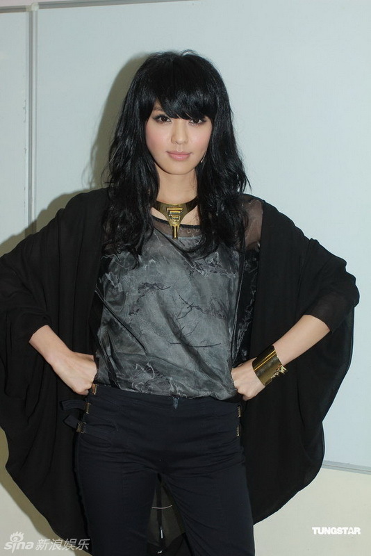  p>官恩娜,1979年7月9日生于大溪地,中国香港女歌手,演员.