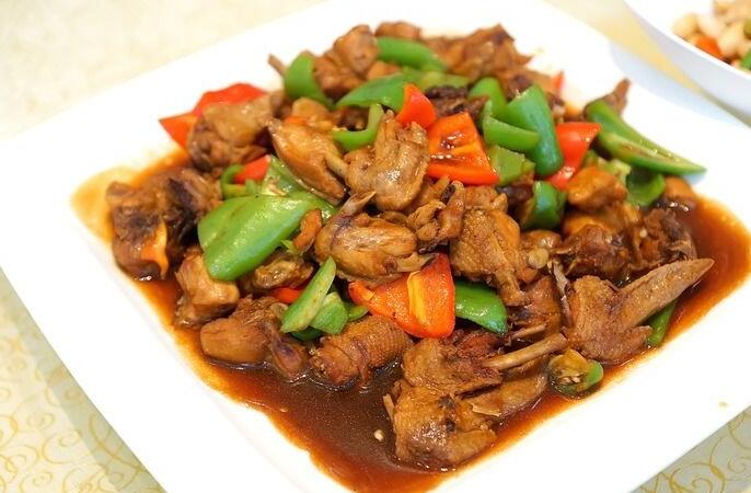  p>辣椒炒鸡是由辣椒,鸡肉为主要食材做成的一道菜品,属于家常菜.