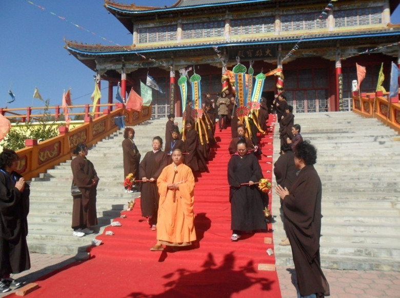 金碧辉煌的建筑群,这里便是佛门圣地鸡西密山弘法寺