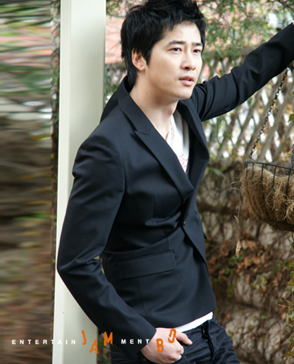  p>姜至奂(         ),本名赵太奎,毕业于韩国湖西专门学校视觉设计