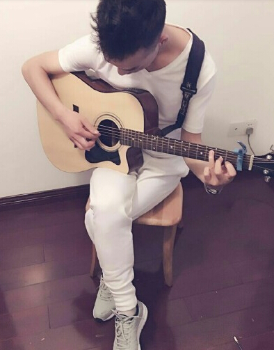  p>叶良辰,本名吴博伟,1996年11月24日出生于陕西