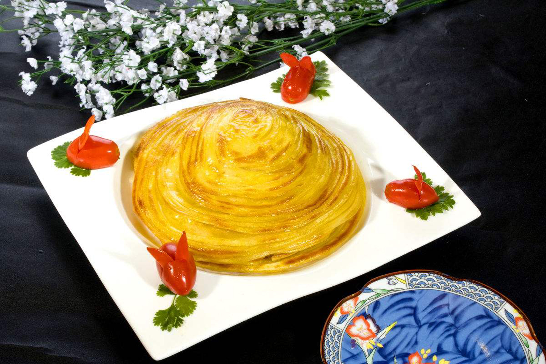  p>草帽饼是一种东北地区特色小吃,以其层次分明,柔软筋道,香酥可口