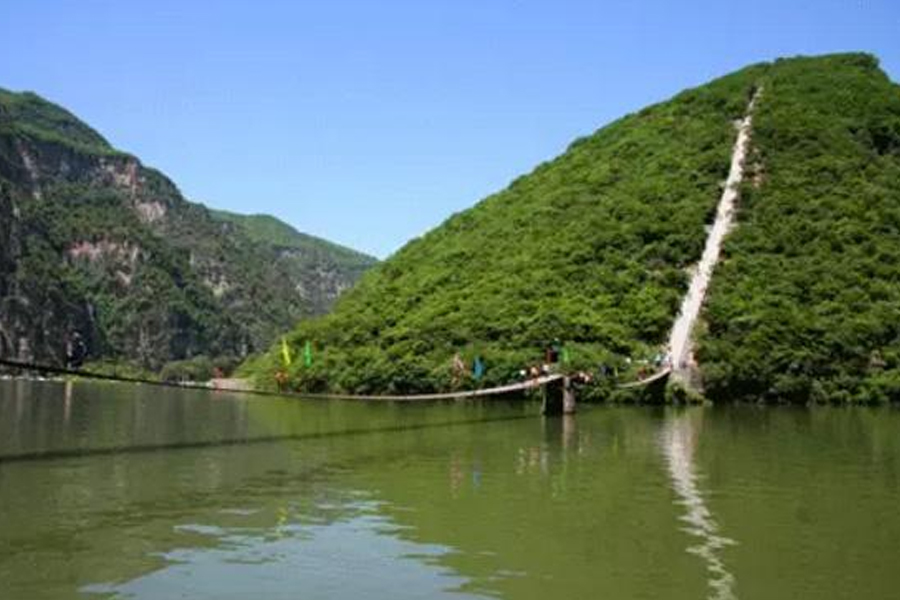  p>山里泉景区,人称北方"小三峡".