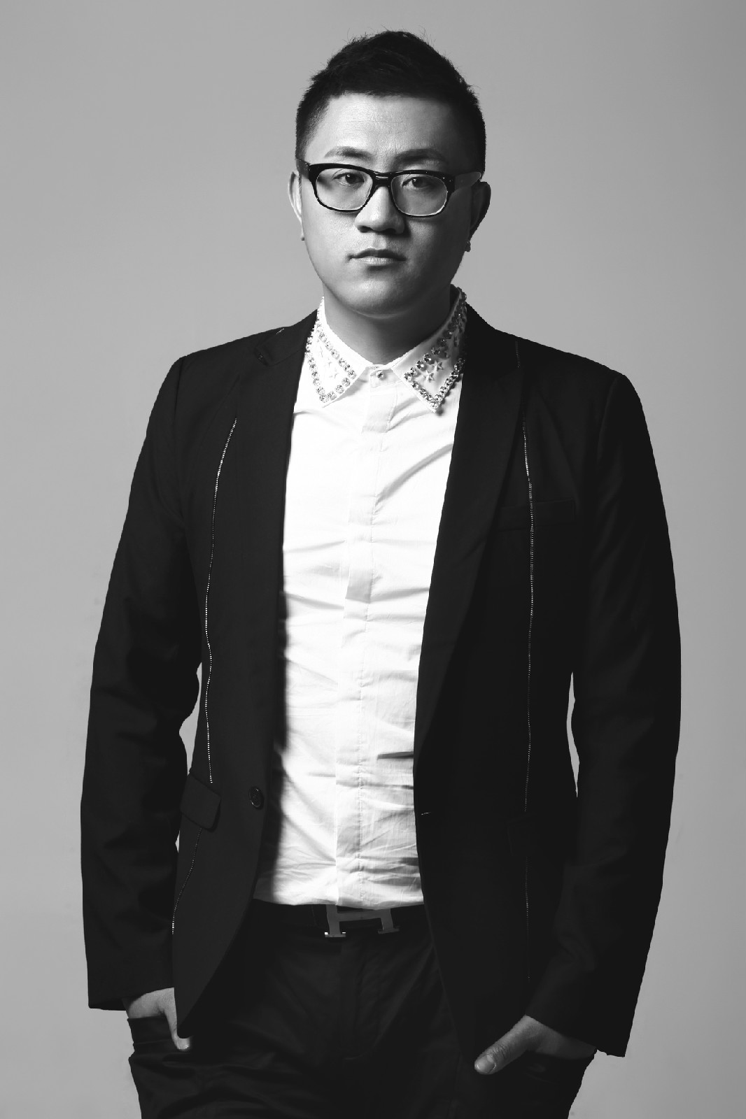  p>《一刀两断》是大哲演唱的歌曲,歌曲由陈伟填词谱曲,于2012年2月11
