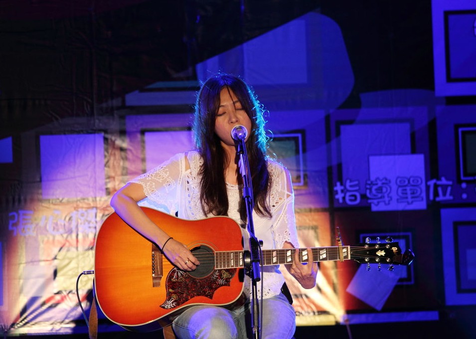  p>陈绮贞(cheer),1975年6月6日出生于台湾省台北市,中国台湾民谣女