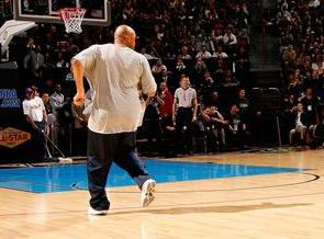 那时,受伤的运动员们以倒跑或倒走代替正常训练.