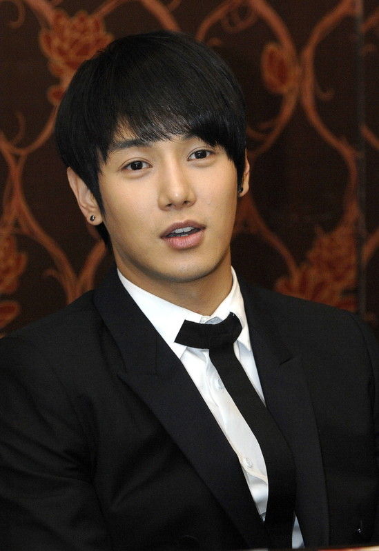  p>黄伦硕,1982年1月17日出生于 a target="_blank" href="/item/首尔