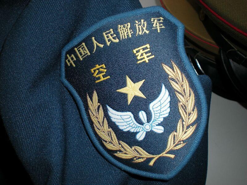  p>臂章(shoulder patch)是警察,军人及个别职业等佩带在外衣衣袖上臂