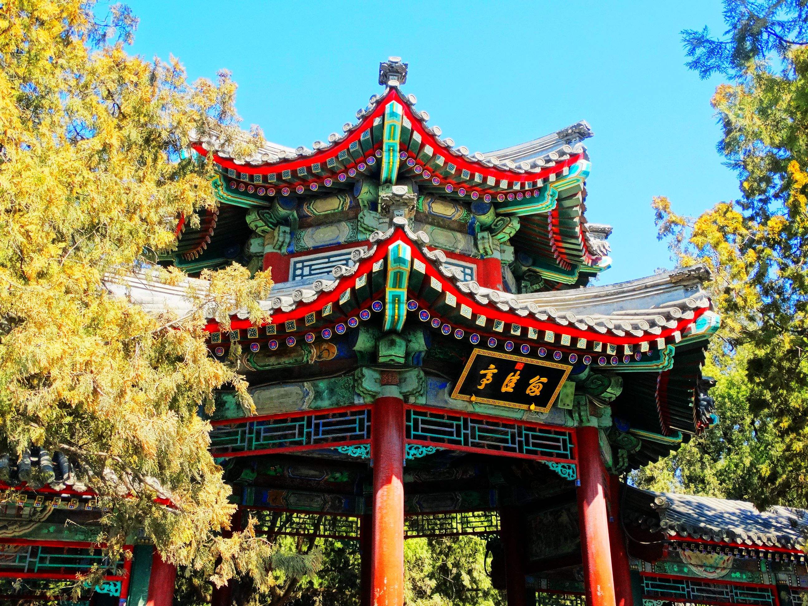  p>留佳亭,位于北京市北京市海淀区颐和园内,是一座重檐八角亭.