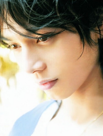  p>水岛宏,本名"齐藤智裕",1984年4月13日出生于日本东京.